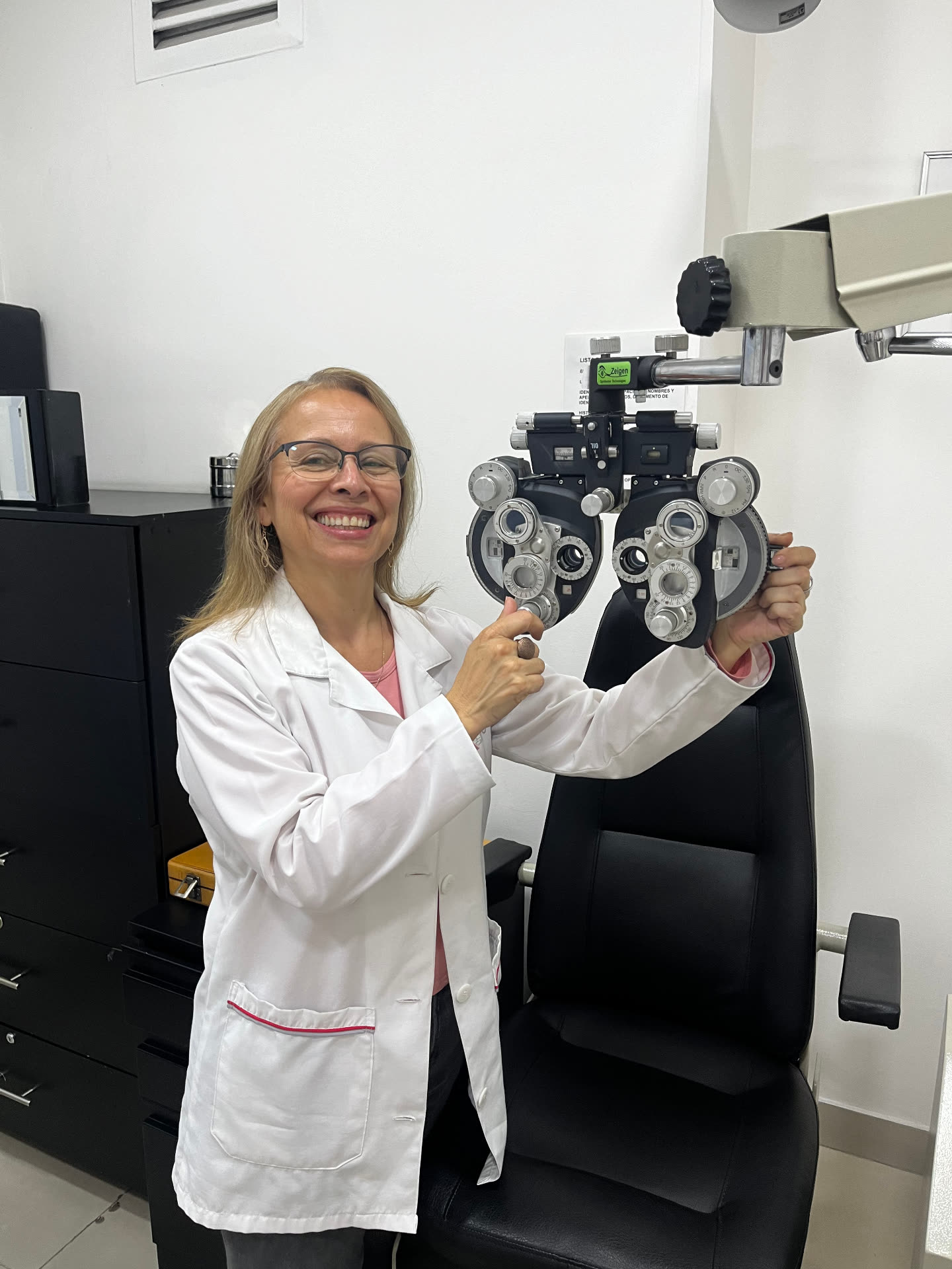 Gafas con fórmula sobre una vitrina en Óptica Apolo, Bulevar Niza, Bogotá